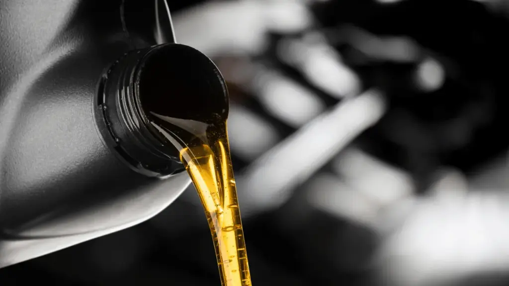 Aceite usado siendo vertido desde un envase, listo para su recogida y reciclaje en procesos de producción de biodiésel.